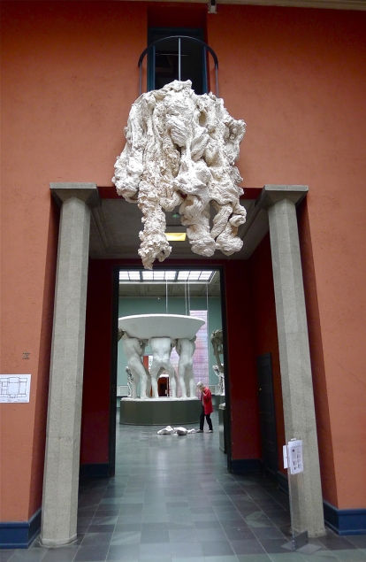 Tekstilverket «Portal» av Hanne Friis velter som en slags kjempesopp utover døråpningen til Fontenesalen. Foto: Oda Bhar.