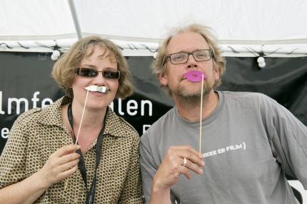 Jeg og Kalle Løchen med papirbart i sceneteltet. Foto: Morten Espeland / Kortfilmfestivalen.